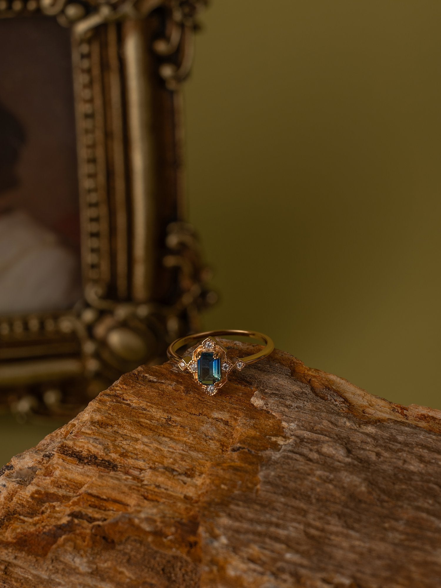 Louis Sapphire Ring - CAMELLIA