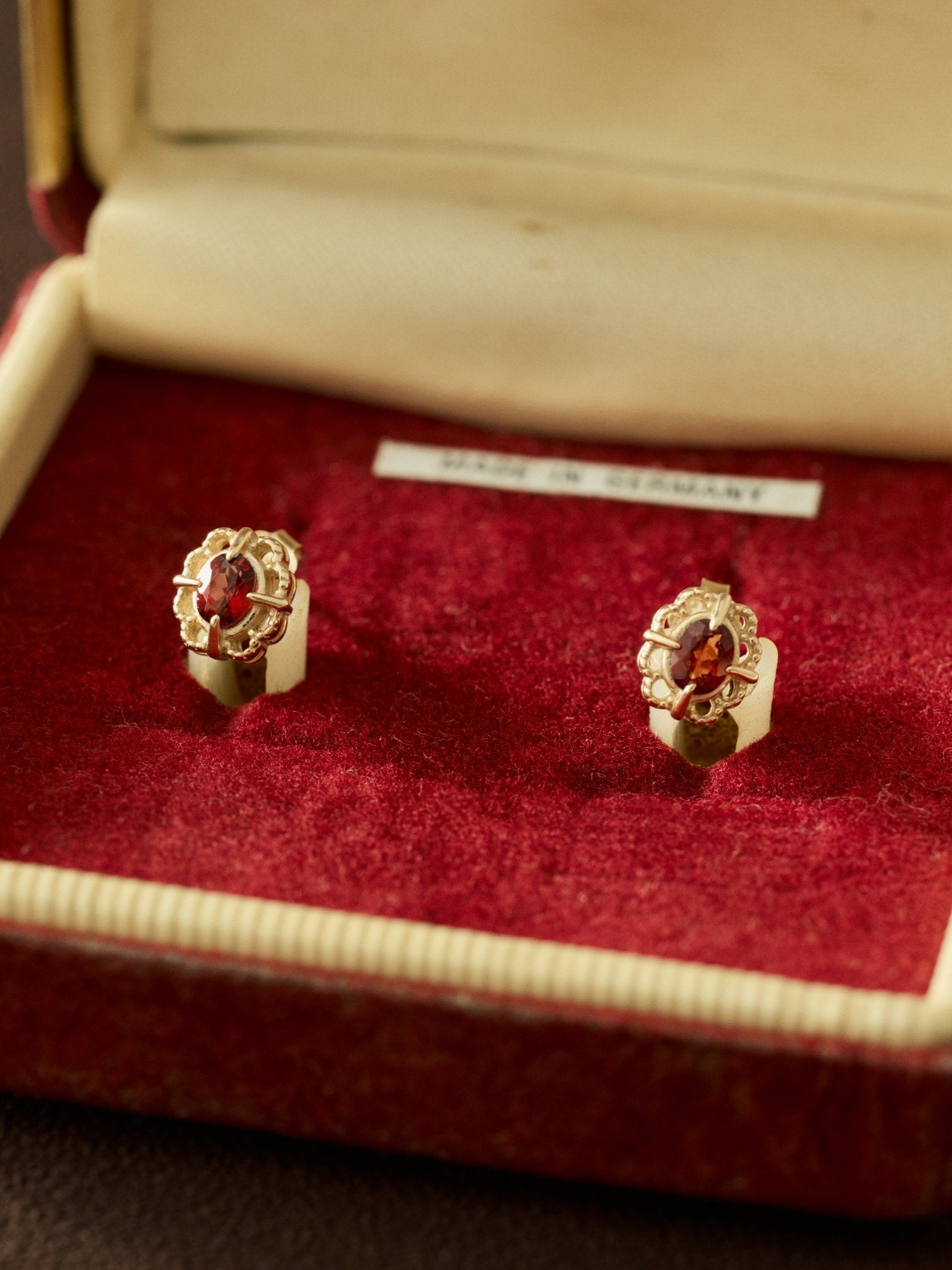 Regal Rosette Garnet Jewelry Set