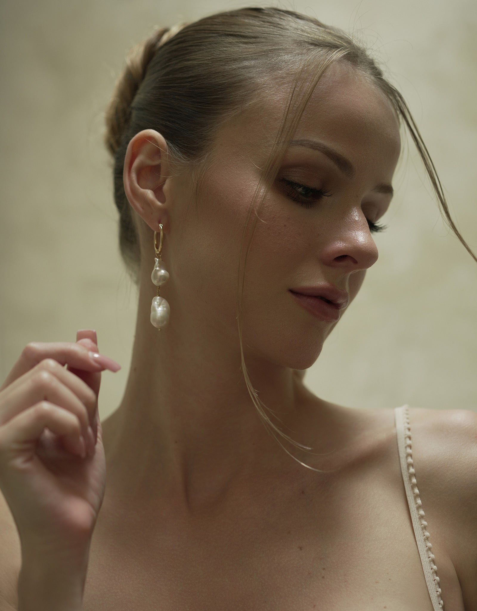 Elysia Pearl Earrings - CAMELLIA