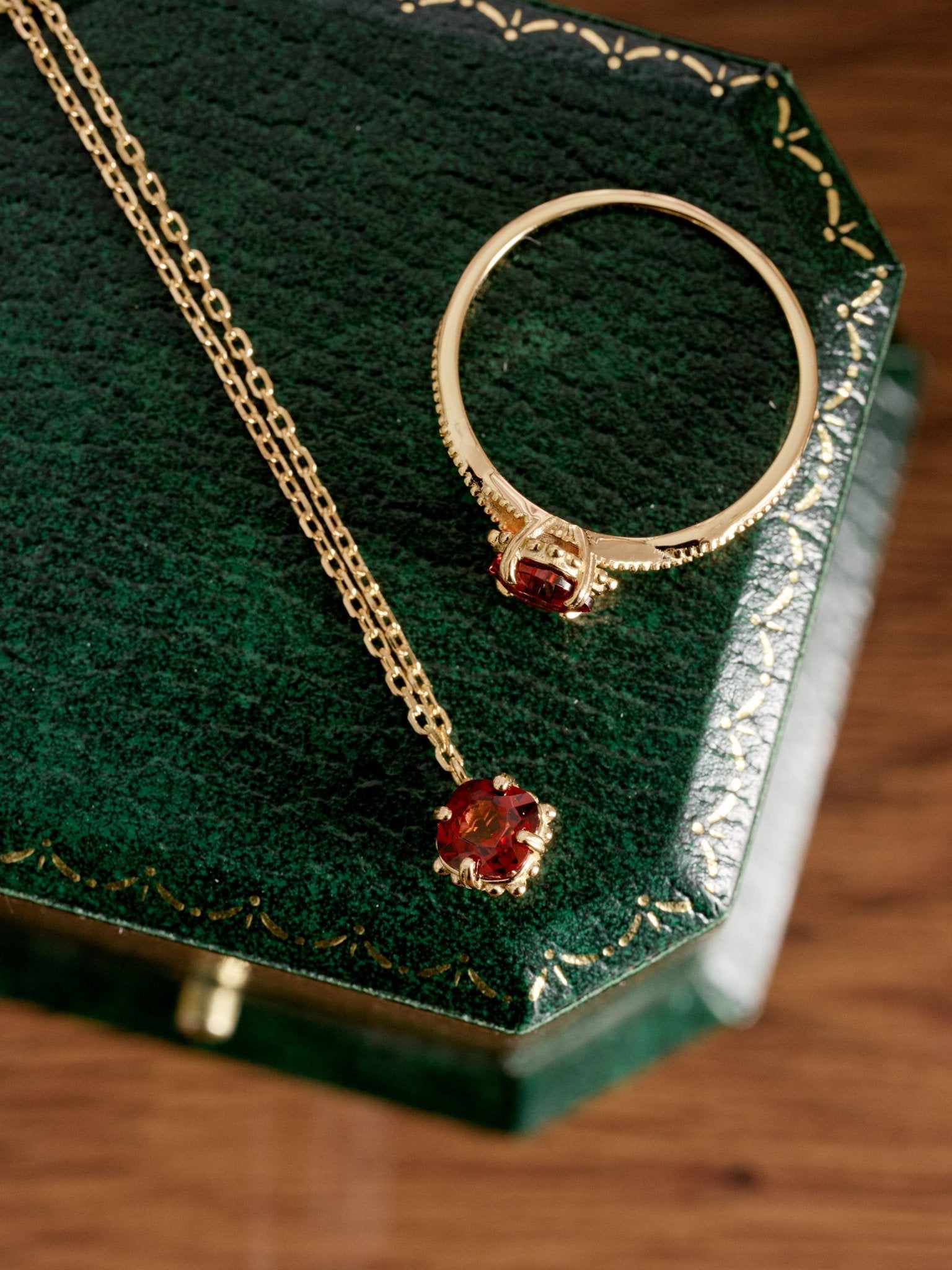 Rosée Garnet Solitaire Necklace - CAMELLIA