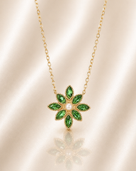 Cámellia Emerald Pearl Necklace