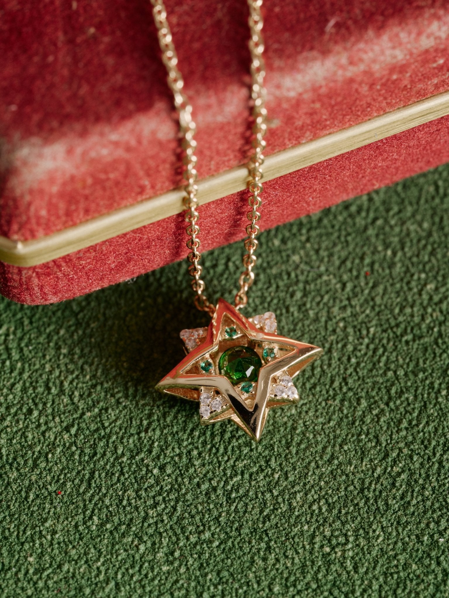 New York Emerald Pentagram Necklace - CAMELLIA 18"