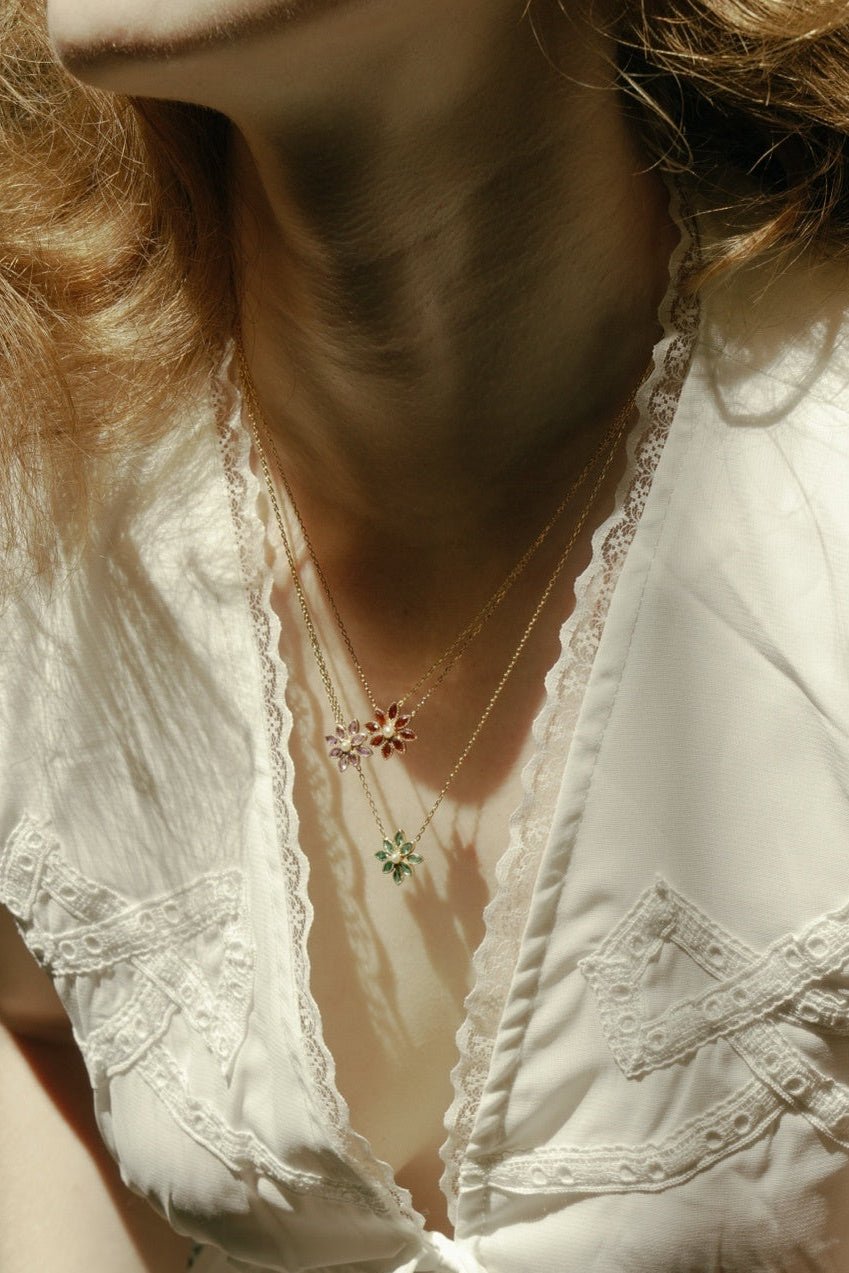 Cámellia Mother of Pearl Necklaces - CAMELLIA Emerald 18"